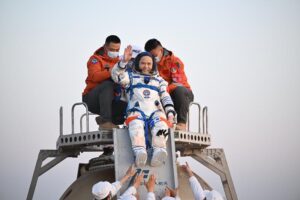 Fokus China: Awak Shenzhou-21 Tampil Perdana di Hadapan Publik Usai Rekor Misi Antariksa selama 210 Hari