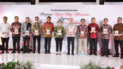 Olly Dondokambey bersama Puan Maharani dan kepala daerah Sulawesi Utara saat peluncuran buku di Jakarta
