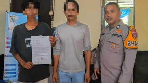 Bhabinkamtibmas Polsek Wori Aiptu Simon Luhukay saat memediasi kasus penganiayaan di Mapolsek Wori.