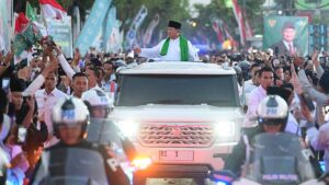Warga Berjejer Sambut Prabowo di Jalan Menuju Muktamar NU