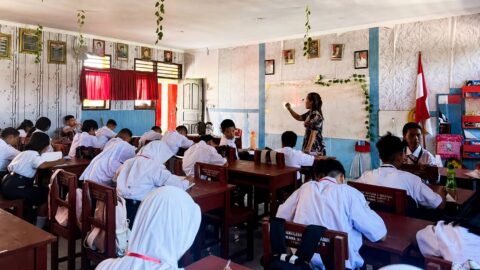 Guru mengajar siswa di ruang kelas di tengah pembahasan penataan status guru honorer dan PPPK.