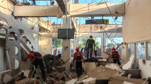 Reruntuhan bangunan akibat Gempa NTT dengan petugas gabungan melakukan penanganan di tengah puing-puing.