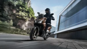 5 Tips Aman Berkendara Motor Saat Angin Kencang, Jangan Abaikan Kecepatan