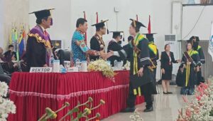 Mewakili Gubernur Yulius Selvanus, Victor Mailangkay Beri Pesan Ini untuk Lulusan Unsrat