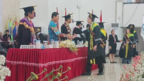 Victor Mailangkay menyalami wisudawan pada Wisuda Unsrat 2026