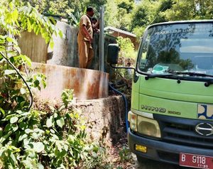Pemkab Sitaro Distribusi Air Bersih ke Warga
