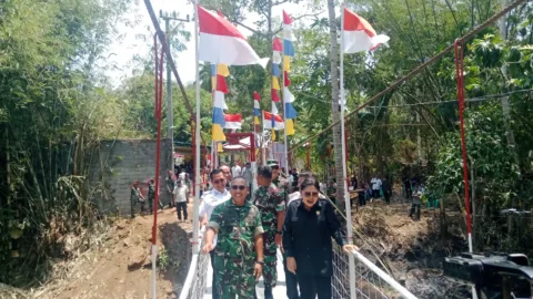 Didampingi Joune Ganda, Pangdam Mirza Agus Tinjau Jembatan Perintis Garuda di Desa Kokoleh