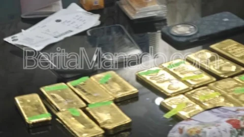 Diduga Bakal Dibawa ke Luar Negeri, Ini Penampakan 16 Emas Batangan yang Disita Polisi dari WNA Tiongkok di Manado