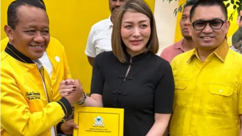 Serahkan SK Pengurus DPD Golkar Sulut, Ketum Bahlil Lahadalia Titip Pesan Konsolidasi Hasil Musda