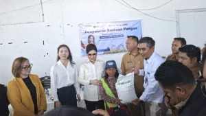 Didampingi Cindy Wurangian, Christiany Eugenia Paruntu Turun Langsung Awasi Penyaluran Bantuan Beras untuk Warga Bitung