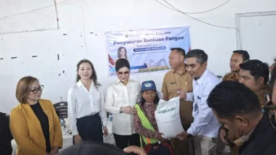 Didampingi Cindy Wurangian, Christiany Eugenia Paruntu Turun Langsung Awasi Penyaluran Bantuan Beras untuk Warga Bitung