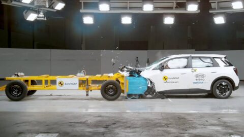 Pengujian keselamatan Euro NCAP 2026 terhadap AION UT yang meraih rating 5-bintang.