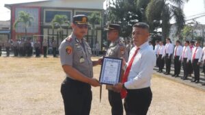 Aksi Nyata untuk Warga, Dua Personel Polres Bitung Raih Penghargaan dari Kapolres