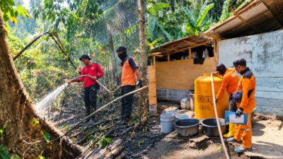 Karhutla Mengancam Batuputih, BPBD Bitung Kerahkan Tim Gabungan Padamkan Api dan Salurkan Air Bersih
