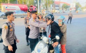 Kapolres Bitung Turun ke Jalan Bagikan Helm Gratis, Pesannya Bikin Pengendara Ingat Keluarga di Rumah