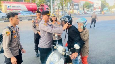 Kapolres Bitung Turun ke Jalan Bagikan Helm Gratis, Pesannya Bikin Pengendara Ingat Keluarga di Rumah