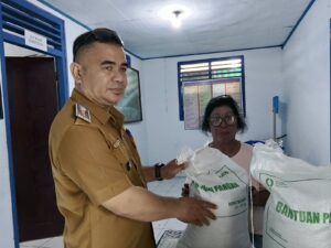 264 Warga Madidir Ure Terima Bantuan Beras, Lurah Victor Tegaskan Wajib Diambil dalam 5 Hari