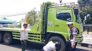 Parkir Liar Truk Bertonase Besar Ditertibkan di Bitung, Ban Kendaraan Digembos