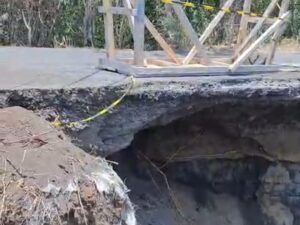 Jalan Apela–Tewaan Bitung Rusak Parah, Material Terus Bergeser Saat Kendaraan Melintas, Camat Ranowulu Imbau Waspada
