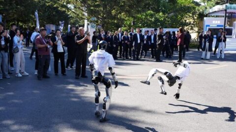 Para tamu menyaksikan pertunjukan robot dalam Konferensi Internet Industri Global (Global Industrial Internet Conference/GIIC) 2026 di Shenyang, Provinsi Liaoning, Tiongkok timur laut, pada 9 September 2026. (Xinhua/Li Gang)