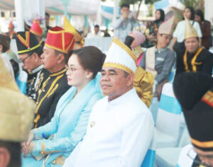 Plt Bupati Sitaro Tampil Berwibawa dengan Busana Nusa Utara di HUT ke-62 Provinsi Sulut