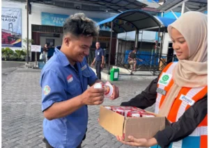 Peringati Harhubnas, Pelindo Regional 4 Manado Bagikan Kartu Pembayaran Elektronik dan Minuman