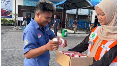 Peringati Harhubnas, Pelindo Regional 4 Manado Bagikan Kartu Pembayaran Elektronik dan Minuman