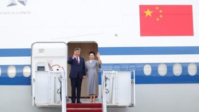 Presiden Tiongkok Xi Jinping dan istrinya, Peng Liyuan, turun dari kabin pesawat saat tiba di Joint Base Andrews, Amerika Serikat (AS), pada 23 September 2026. (Xinhua/Liu Bin)