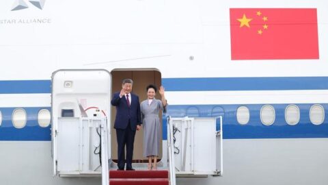 Presiden Tiongkok Xi Jinping dan istrinya, Peng Liyuan, turun dari kabin pesawat saat tiba di Joint Base Andrews, Amerika Serikat (AS), pada 23 September 2026. (Xinhua/Liu Bin)