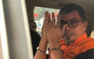 Rompi Oranye KPK Melekat, Sirajudin Lasena Minta Maaf