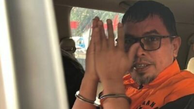 Bupati Bolaang Mongondow Utara Sirajudin Lasena mengenakan rompi oranye tahanan KPK setelah menjalani pemeriksaan di Gedung Merah Putih KPK, Jakarta, Selasa (22/9/2026).