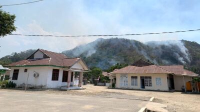 Asap membubung dari perbukitan di Kecamatan Sangtombolang, Bolaang Mongondow, saat status Awas kekeringan BMKG