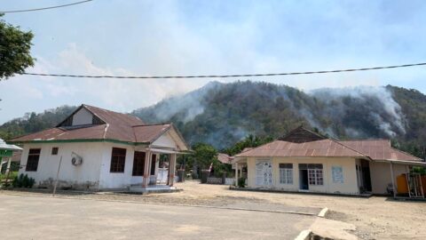 Asap membubung dari perbukitan di Kecamatan Sangtombolang, Bolaang Mongondow, saat status Awas kekeringan BMKG
