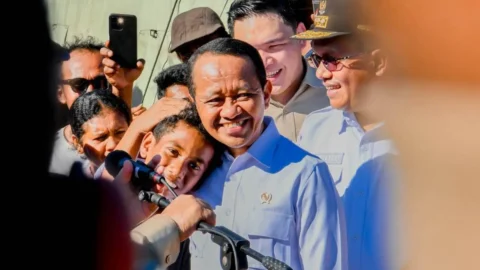 Bahlil Lahadalia membahas target pemerintah mengalirkan listrik ke desa dan dusun hingga 2029