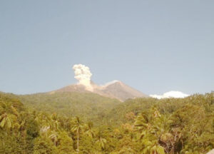 Karangetang Kembali Gugurkan Lava hingga 1 Kilometer, Sinar Api Terpantau di Puncak