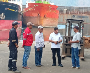 Plt Bupati Heronimus Makainas Turun Langsung Cek Kondisi Dua Kapal Sitaro di Bitung