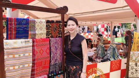 Poppy, warga asal Indonesia, mengenakan busana tradisional Indonesia sambil memperkenalkan tekstil tradisional Indonesia kepada konsumen Tiongkok di Shanghai, Tiongkok timur, pada 29 Agustus 2026. (Xinhua/Huang Anqi)