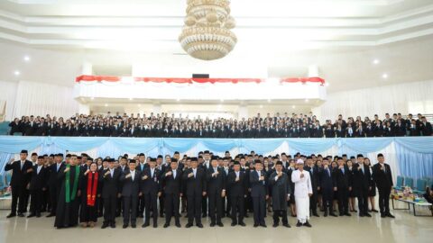 Gubernur Yulius Selvanus foto bersama 318 pejabat fungsional usai pelantikan di Aula Mapalus Kantor Gubernur Sulawesi Utara
