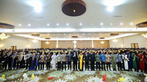 Gubernur Yulius Selvanus berfoto bersama wisudawan dan civitas akademika perguruan tinggi BMR di Kotamobagu.