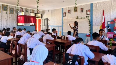 Guru mengajar siswa di ruang kelas di tengah pembahasan penataan status guru honorer dan PPPK.