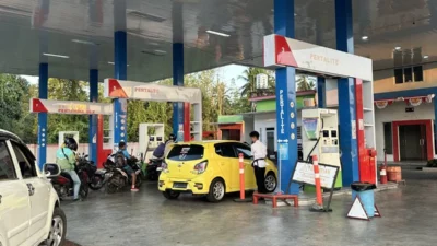 Aktivitas pengisian BBM di SPBU Pertamina Tugu Adipura Manado saat harga BBM terbaru berlaku 1 September 2026