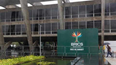 Foto yang diabadikan pada 3 Juli 2025 ini menunjukkan logo KTT BRICS di luar Museum Seni Modern (Museum of Modern Art) di Rio de Janeiro, Brasil. (Xinhua/Claudia Martini)