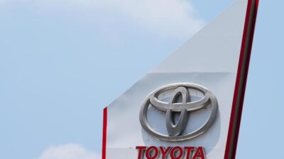 Foto yang diabadikan pada 8 Juli 2025 ini menunjukkan logo produsen otomotif Jepang Toyota di Tokyo, Jepang. (Xinhua/Jia Haocheng)
