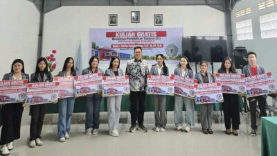 Melky Pangemanan dan jajaran FEB UKIT dalam penandatanganan beasiswa S1 untuk 10 mahasiswa