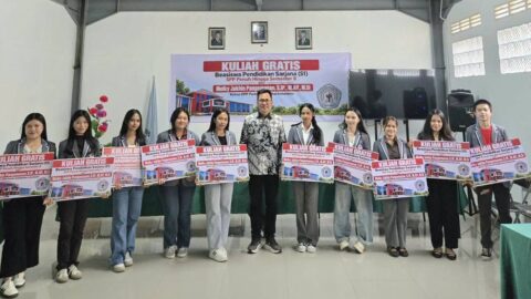 Melky Pangemanan dan jajaran FEB UKIT dalam penandatanganan beasiswa S1 untuk 10 mahasiswa