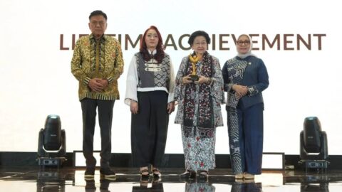 Olly Dondokambey mendampingi Megawati menerima penghargaan Lifetime Achievement ASCA 2026