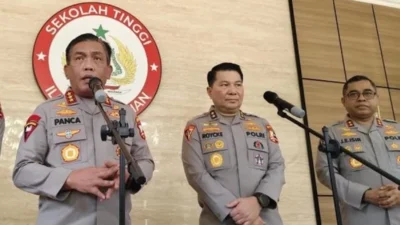 Komjen Pol R.Z. Panca Putra Simanjuntak bersama Irjen Pol Roycke Harry Langie dan Irjen Pol Johnny Eddizon Isir dalam agenda Polri. Ketiganya pernah bertugas di Polda Sulawesi Utara.