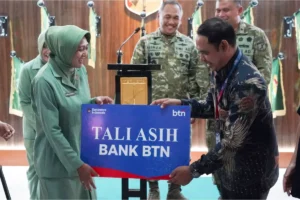 Pangdam Merdeka Pimpin Penyerahan Santunan Gugur Pratu Anggi, Ahli Waris Terima Rumah