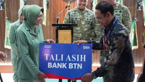 Pangdam Merdeka Pimpin Penyerahan Santunan Gugur Pratu Anggi, Ahli Waris Terima Rumah