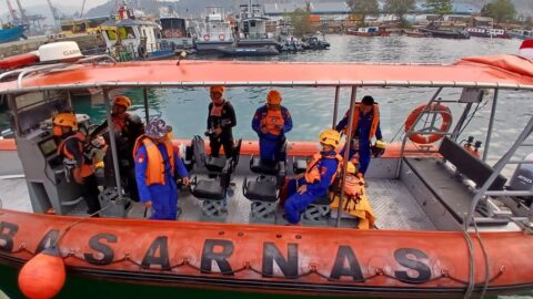 Tim SAR gabungan melakukan operasi pencarian 5 wartawan hilang kontak di Selat Sunda.